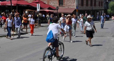 Bunaltıcı sıcağa rağmen gezmeye devam eden turistler dikkat çekti