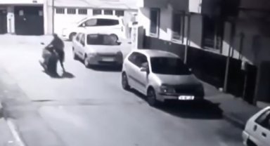 Çaldığı motosikleti koşarak olay yerinden götürdü