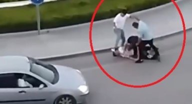 Çankırı'da 3 kişinin yaralandığı bıçaklı kavga kamerada