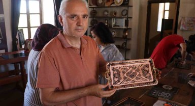 Çatı aralarında atalarından kalan hurda bakır, onların elinde sanata dönüştü