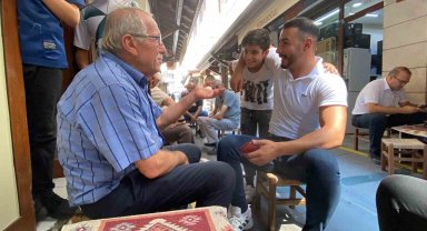 Çay tepsisini havada çevirmek isteyen çaycı çırağının sakarlık anları kamerada