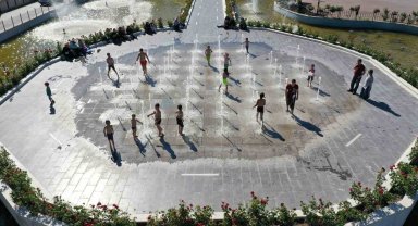 Çocuklar ıslanma havuzuna akın etti