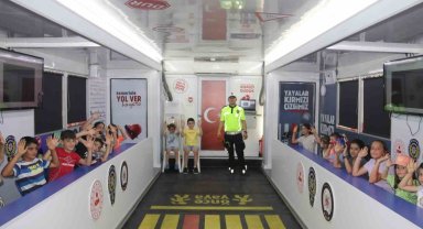 Çocuklar mobil eğitim tırıyla trafik kurallarını öğrendi