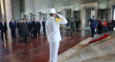 Cumhurbaşkanı Erdoğan başkanlığındaki YAŞ üyeleri Anıtkabir'i ziyaret etti