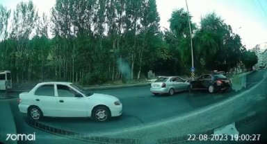 Dikkatsiz sürücü kazayı da beraberinde getirdi
