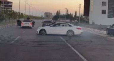 Düğün konvoyundaki trafik magandası kameraya yansıdı