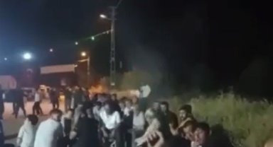 Düğündeki kalabalığa aldırmadan havaya ateş eden magandalar kameraya yansıdı