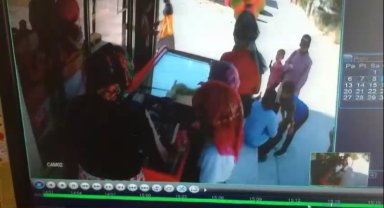 Dükkan sahibi namaz kılarken bakkaldan dondurma çaldılar...O anlar kamerada