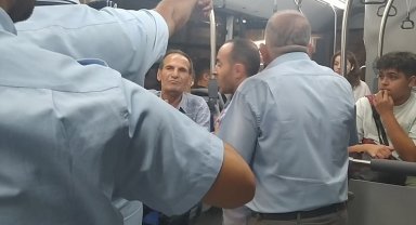 Durakta başlayan ve otobüs içinde süren ilginç gerginlik