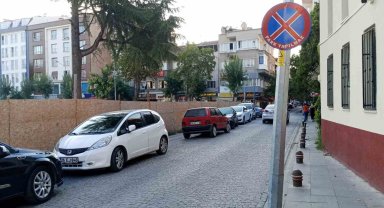 Duyarsız sürücüler 'Park Edilmez' levhasını umursamadı