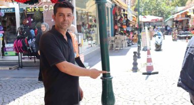 Elektrik direğine Türk bayrağı asan esnaf aldığı uyarıya şaşırdı kaldı