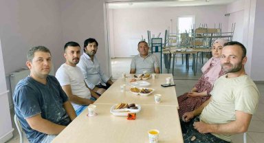 Eline fırçayı alan müdür işçiler ile boya yaptı