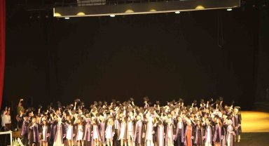 ERÜ Diş Hekimliği Fakültesi yeni mezunlarını verdi