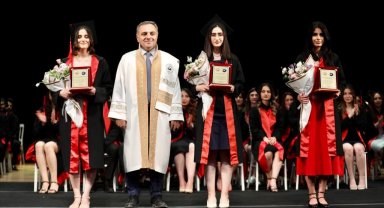 ERÜ İktisadi ve İdari Bilimler Fakültesi'nde mezuniyet sevinci