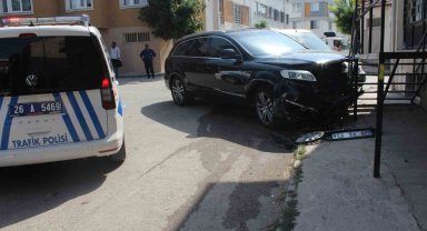 Eskişehir'de iki araç kafa kafaya çarpıştı