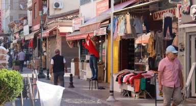 Eskişehir'de sabah erken saatlerden itibaren tüm dükkanlara Türk bayrağı asıldı
