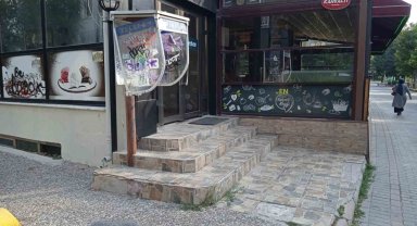 Eskişehir'de sokak başındaki telefon kulübesi parçalanmaya yüz tuttu