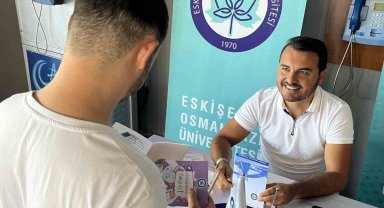 Eskişehir'e yeni ayak basan öğrencileri üniversite yetkilileri karşılıyor
