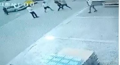 Esnaf ile haraç istediği ileri sürülen kişiler arasındaki silahlı çatışma kameraya yansıdı