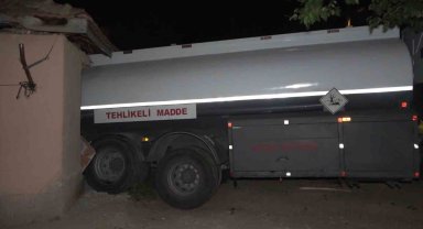 Faciadan dönüldü: Park ettiği akaryakıt tankeri evini yıktı