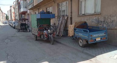 Geri dönüşüm işçilerinin motosikletleri kaldırımdaki engelli rampasını kapatıyor