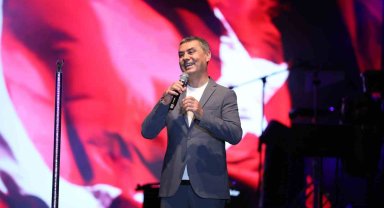 Gölbaşı'nda 30 Ağustos Zafer Bayramı sanatçı Zara ile kutlandı