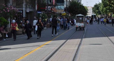 Güneşli alanlardan kaçınan vatandaşlar gölgelerde kalabalık oluşturdu