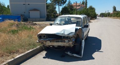 Hafif ticari araçla otomobil çarpıştı: 1'i çocuk 3 kişi yaralandı