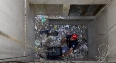 Havalandırma boşluğuna düşen kediyi itfaiye kurtardı
