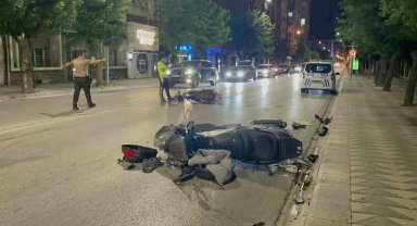 İki motosiklet kafa kafaya çarpıştı: 4 yaralı