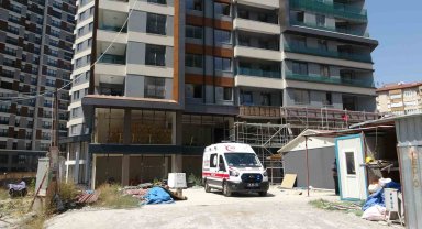 İnşaatta 3 metrelik boşluğa düşen işçiyi itfaiye kurtardı