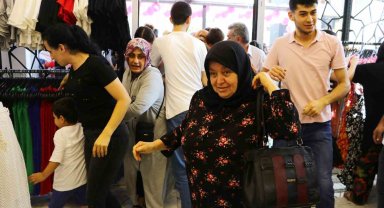 Kadınlar indirimli ürünleri almak için birbirleriyle yarıştı