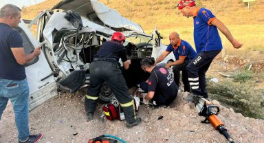 Kamyonet ile hafif ticari araç çarpıştı: 1 ölü, 3 yaralı
