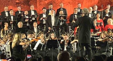 Kapadokya'da 140 kişilik koro Beethoven'in 9. Senfonisi ile kulakların pasını sildi