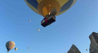 Kapadokya'da sıcak hava balonları 30 Ağustos Zafer Bayramı için uçtu