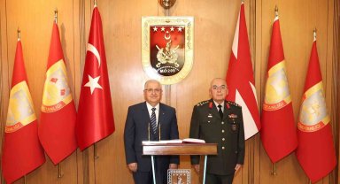 Kara Kuvvetleri Komutanlığında devir-teslim töreni