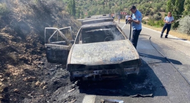 Karaman’da alev alan otomobil demir yığınına döndü