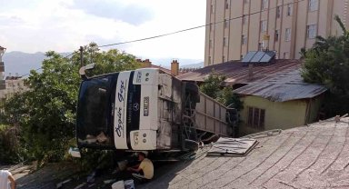 Karaman'da yokuş çıkarken geri kayan tur otobüsü evin bahçesine devrildi: 30 yaralı