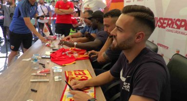 Kayserisporlu futbolcular taraftarlarla buluştu