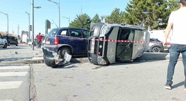 Kaza sonrası hafif ticari araç yan yattı: 2 yaralı