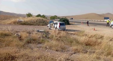 Kaza yapan otomobildeki anne ile çocuğunu ölüm ayırdı
