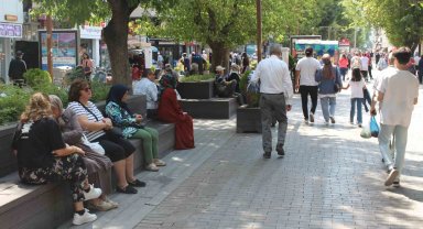 Kimi vatandaş sıcağı seviyor, kimisi ise sıcaktan korunuyor