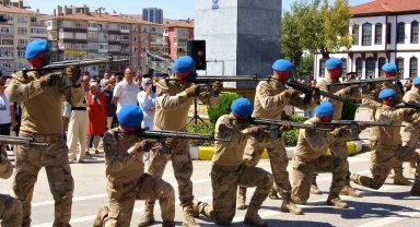 Komandoların gösterisi izleyenleri mest etti