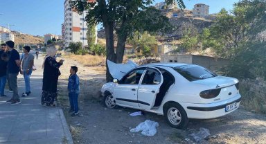 Kontrolden çıkan otomobil ağaca çarparak durabildi: 3 yaralı