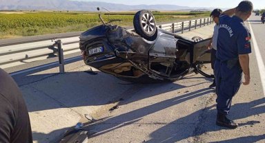 Konya'da otomobil refüje devrildi: 1 yaralı