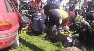 Konya'da otomobille hafif ticari araç kavşakta çarpıştı: 3 yaralı