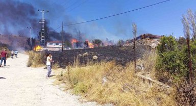 Köyde çıkan yangında 3 ev ve 1 samanlık küle döndü