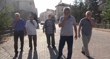 Lağım kokusu mahalleyi sardı, vatandaşlar isyan etti: Burunlarını kapatarak tepki gösterdiler