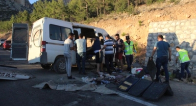 Mersin' Mut ilçesinde tarım işçilerini taşıyan minibüs kaza yaptı: 1 ölü, 13 yaralı