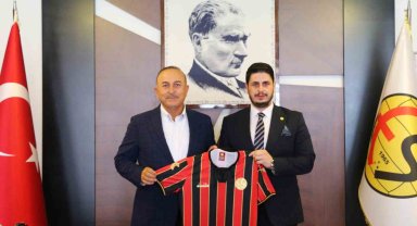 Mevlüt Çavuşoğlu'ndan, Eskişehirspor'a ziyaret